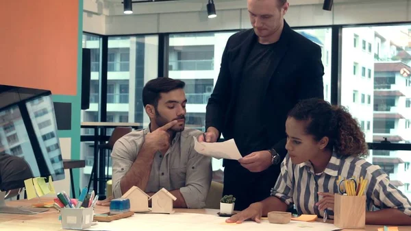 Grupo Personas Negocios Creativos Tener Conversación Escritorio Oficina Lugar Trabajo — Foto de Stock