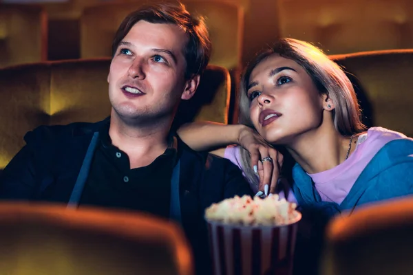 Kavkazský Milenec Těší Sledovat Film Jíst Popcorn Společně Kině — Stock fotografie