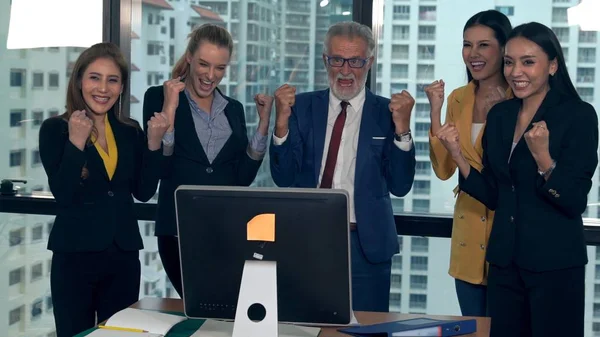 Eine Gruppe Glücklicher Geschäftsleute Manager Und Arbeiter Feiern Den Sieg — Stockfoto