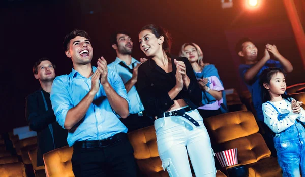映画館で観客の幸せと楽しい時計映画のグループ グループレクリエーション活動とエンターテイメントのコンセプト — ストック写真