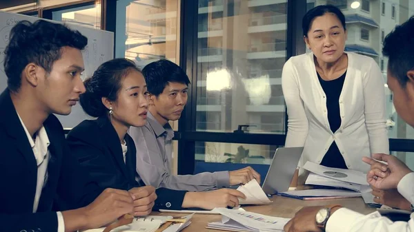 Azjatyccy Biznesmeni Omawiają Strategię Marketingową Spotkaniu Grupowym Nowoczesnym Biurze Finansowanie — Zdjęcie stockowe