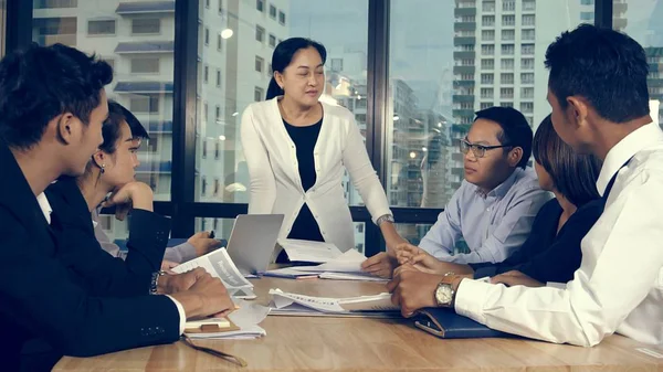 Los Empresarios Asiáticos Discuten Estrategia Marketing Reunión Grupo Oficina Moderna — Foto de Stock