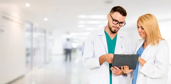 Doctor Trabajando Con Otro Médico Hospital Asistencia Sanitaria Servicio Médico —  Fotos de Stock