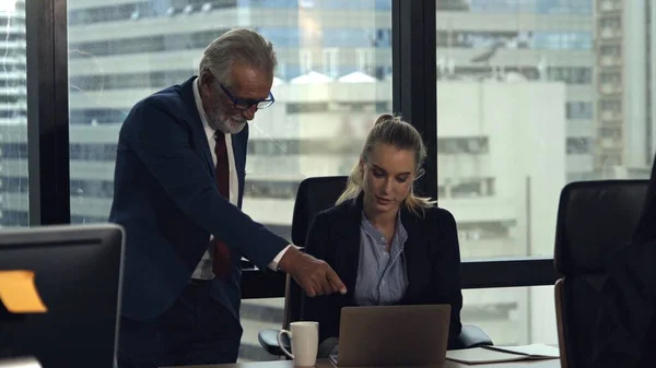 Cadre Supérieur Conseille Une Jeune Travailleuse Dans Bureau Moderne Concept — Photo