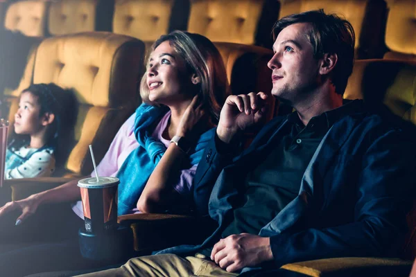 Casal Crianças Desfrutam Assistem Casualmente Filme Cinema — Fotografia de Stock