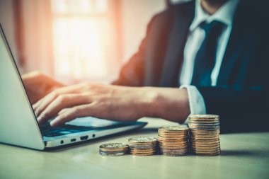 Para para birimiyle çalışan bir iş adamı. Yatırım büyümesi ve tasarruf kavramı.