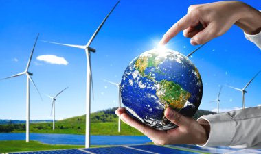 Alternatif enerji ile sürdürülebilirlik gelişimi kavramı. Çevre dostu rüzgar türbini çiftliği ve arka planda yeşil yenilenebilir enerji ile insan eliyle dünya ile ilgilenin..