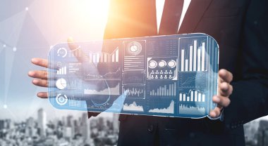 İş Mali Analitik Konsepti için Büyük Veri Teknolojisi. Modern grafik arayüzü ekranda iş satış raporu, kâr tablosu ve hisse senedi eğilimleri analizi hakkında devasa bilgiler gösteriyor.