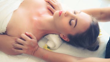 Profesyonel masaj terapisti tarafından masaj yaptıran rahat bir kadın. Sağlık, şifa ve rahatlama konsepti.