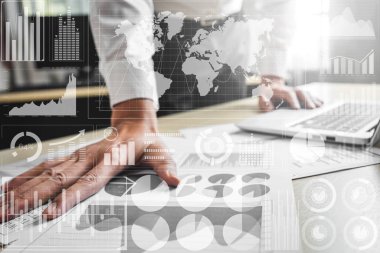 İş Mali Analitik Konsepti için Büyük Veri Teknolojisi. Modern grafik arayüzü ekranda iş satış raporu, kâr tablosu ve hisse senedi eğilimleri analizi hakkında devasa bilgiler gösteriyor.
