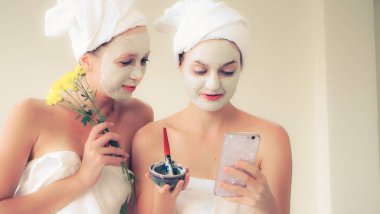 Güzeller güzeli kadın, sağlık merkezindeki profesyonel dermatologdan yüz temizleme tedavisi görüyor. Yaşlanma önleyici, yüz bakımı ve lüks yaşam tarzı konsepti.