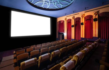 Sinematograftan yansıtılan beyaz ekranı gösteren sinema salonundaki koltukların önündeki sinema ekranı. Sinema klasik stil ile dekore edilmiştir. Lüks sinema izleme duygusu için..
