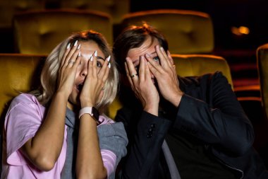 Bir çift aşık sinema salonunda film şokunu ve gözleri kapalı seyrediyor..