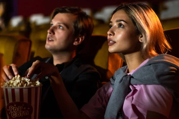 Amante Caucasiano Gostando Assistir Filme Comer Pipocas Juntos Cinema — Fotografia de Stock