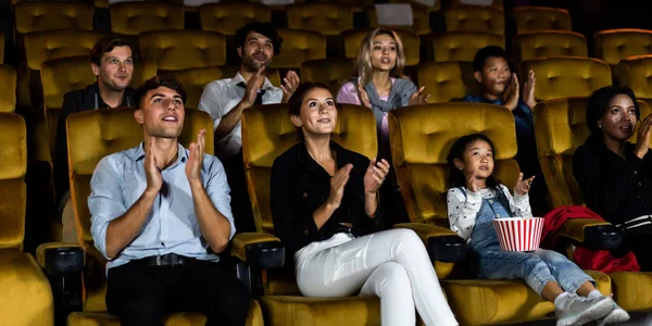 Pessoas Assistem Cinema Cinema Grupo Atividade Recreação Conceito Entretenimento — Fotografia de Stock