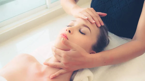 Mujer Relajada Tumbada Cama Spa Para Tratamiento Spa Masaje Facial — Foto de Stock