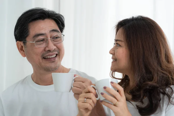 Gelukkig Aziatisch Seniorenpaar Heeft Het Naar Zijn Zin Thuis Ouderen — Stockfoto