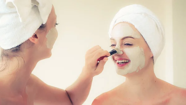 Mooie Vrouw Met Een Gezichtsverzorging Cosmetische Scrub Behandeling Wellness Spa — Stockfoto
