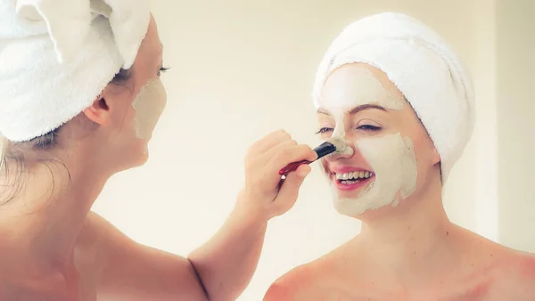 Mulher Bonita Ter Tratamento Esfoliação Cosmética Facial Spa Bem Estar — Fotografia de Stock