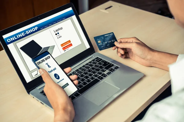 Hombre Joven Utilizar Tarjeta Crédito Para Pago Compras Línea Aplicación — Foto de Stock
