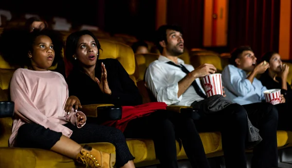 극장에서 영화를 충격을 관객들 — 스톡 사진