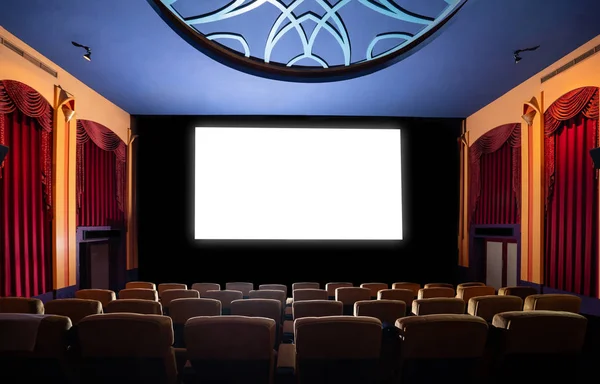 Sinematograftan Yansıtılan Beyaz Ekranı Gösteren Sinema Salonundaki Koltukların Önündeki Sinema — Stok fotoğraf