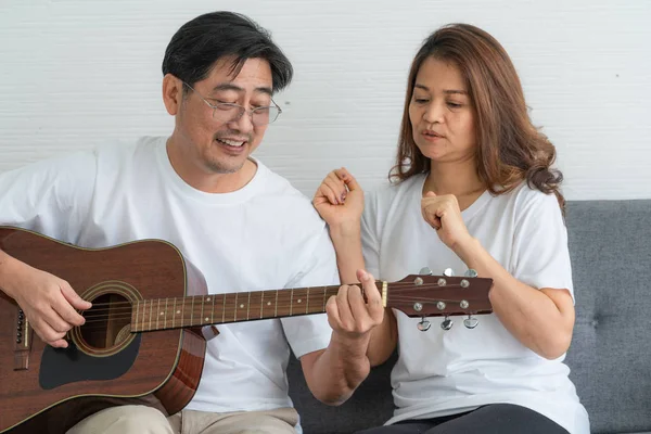 Feliz Asiático Casal Sênior Ter Bom Tempo Casa Reforma Dos — Fotografia de Stock