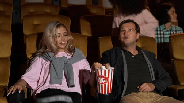 Público Caminando Los Asientos Cine Viendo Películas Comiendo Palomitas Maíz — Foto de Stock