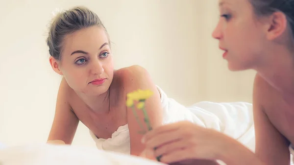 Duas Mulheres Sala Massagens Conversando Luxuoso Spa Conceito Bem Estar — Fotografia de Stock