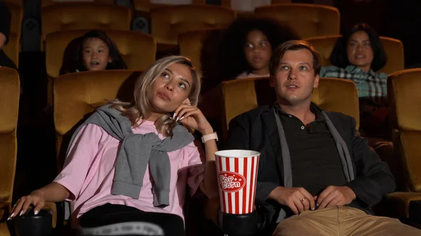 Público Caminando Los Asientos Cine Viendo Películas Comiendo Palomitas Maíz — Foto de Stock