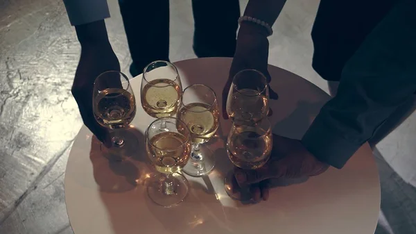 Başarılı Adamları Balo Salonunda Takım Arkadaşlarıyla Şarap Şampanya Içerek Yeni — Stok fotoğraf