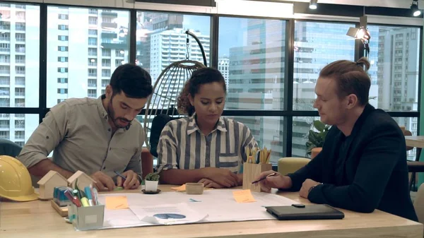 Grupo Personas Negocios Creativos Tener Conversación Escritorio Oficina Lugar Trabajo — Foto de Stock