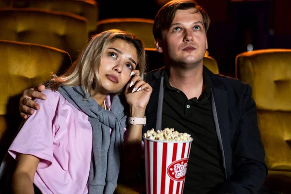 Caucasiano Homem Mulher Assistindo Filme Triste Sua Namorada Chorando — Fotografia de Stock