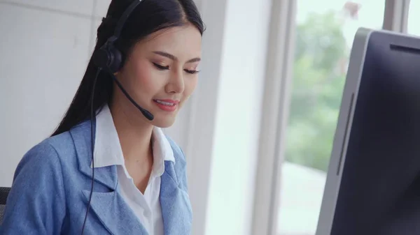 Customer Support Agent Call Center Met Headset Werkt Desktop Computer — Stockfoto