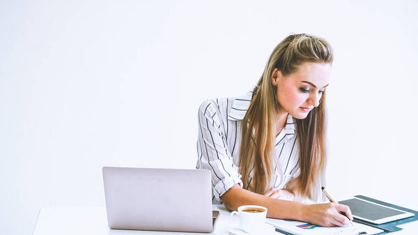 Блондинка-бизнесмен, работающая в современном офисе. Концепция бизнеса.