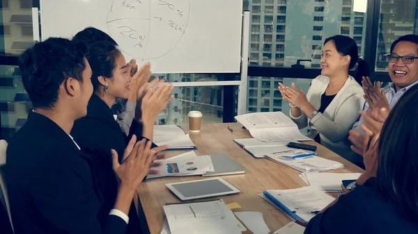 Empresários Asiáticos Discutem Estratégia Marketing Reunião Grupo Escritório Moderno Conceito — Fotografia de Stock