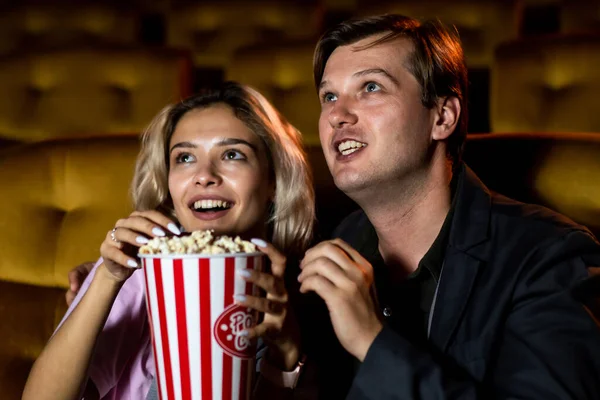 Kavkazský Milenec Těší Sledovat Film Jíst Popcorn Společně Kině — Stock fotografie