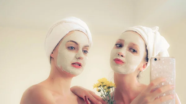 Mooie Vrouw Met Een Gezichtsverzorging Cosmetische Scrub Behandeling Van Professionele — Stockfoto