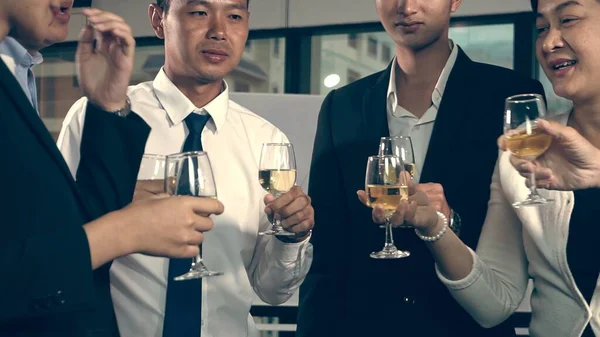 Framgångsrika Affärsmän Dricker Vin Och Champagne Med Lagmedlemmar Bollrummet För — Stockfoto