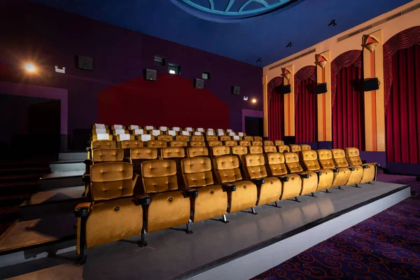 大电影院内部有一排座位 供观众坐在电影院首映式上 由电影放映机播放 电影院以古典风格装饰 以增添观看电影的奢华感 — 图库照片