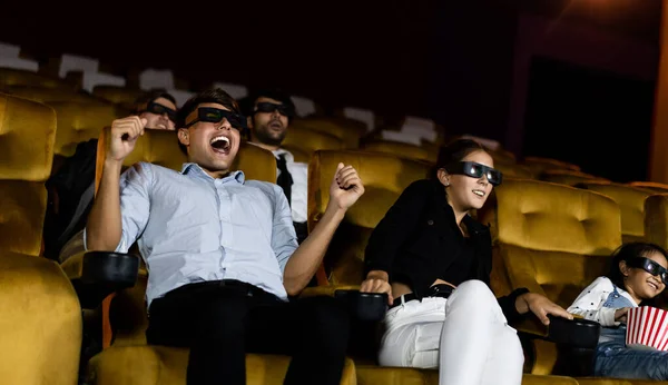 Gruppo Persone Guardare Film Con Occhiali Nel Cinema Teatro Con — Foto Stock