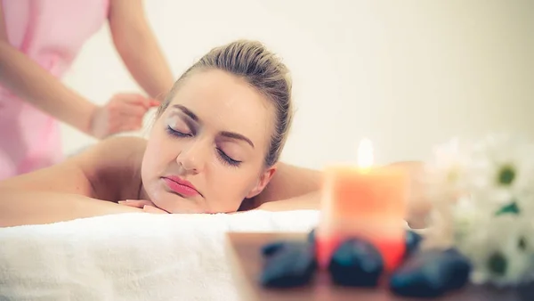 Massage Therapist Holds Herbal Compress Treatment Woman Lying Spa Bed — Stock Photo, Image