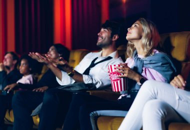 İnsanlar sinema sinemasında film izlerler. Grup eğlence etkinliği ve eğlence konsepti.