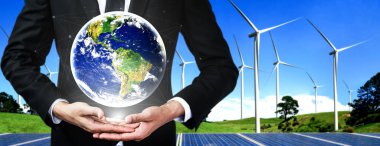 Alternatif enerji ile sürdürülebilirlik gelişimi kavramı. Çevre dostu rüzgar türbini çiftliği ve arka planda yeşil yenilenebilir enerji ile insan eliyle dünya ile ilgilenin..