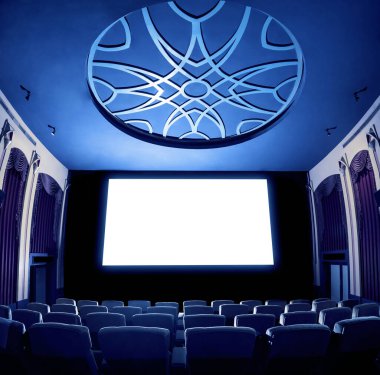 Sinematograftan yansıtılan beyaz ekranı gösteren sinema salonundaki koltukların önündeki sinema ekranı. Sinema klasik stil ile dekore edilmiştir. Lüks sinema izleme duygusu için..