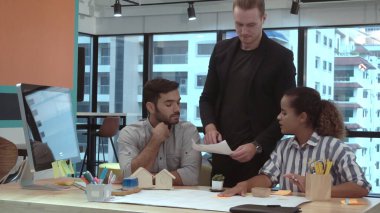 Yaratıcı iş adamları modern işyerindeki ofis masasında sohbet ediyorlar. Şirket uluslararası iş kavramı.