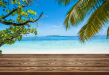 Ürün görüntülemek için masada boş kopya alanı ile yaz tropikal plaj arka plan kahverengi ahşap tablo mockup. Taze yaz doğa ve deniz seyahat tatil tatil konsepti.
