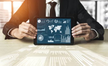 İş Mali Analitik Konsepti için Büyük Veri Teknolojisi. Modern grafik arayüzü ekranda iş satış raporu, kâr tablosu ve hisse senedi eğilimleri analizi hakkında devasa bilgiler gösteriyor.