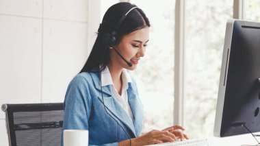 Müşteri destek ajanı ya da kulaklıklı çağrı merkezi telefon görüşmesinde müşteriyi desteklerken masaüstü bilgisayarında çalışır. Operatör hizmeti iş temsili kavramı.