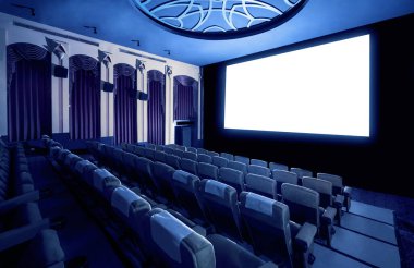Sinematograftan yansıtılan beyaz ekranı gösteren sinema salonundaki koltukların önündeki sinema ekranı. Sinema klasik stil ile dekore edilmiştir. Lüks sinema izleme duygusu için..